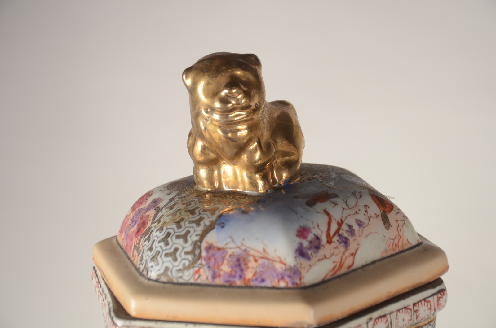 Par de vasos de porcelana oriental feitio sextavado, decorados com... - foto 5 de 10