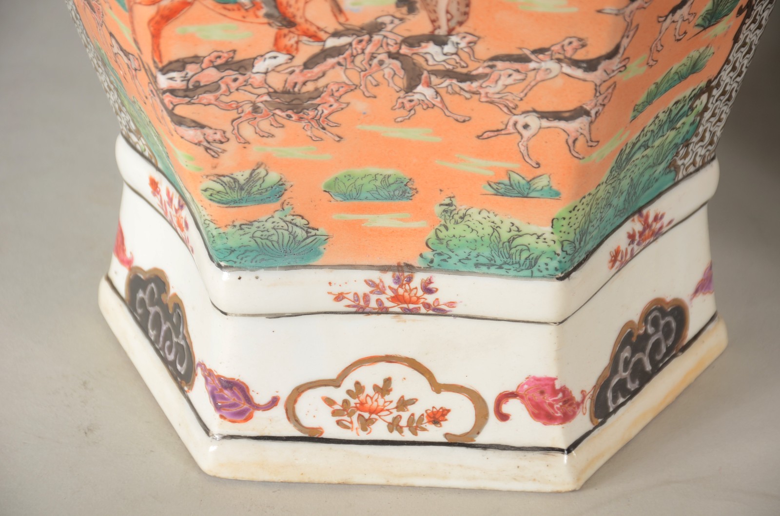 Par de vasos de porcelana oriental feitio sextavado, decorados com... - foto 7 de 10