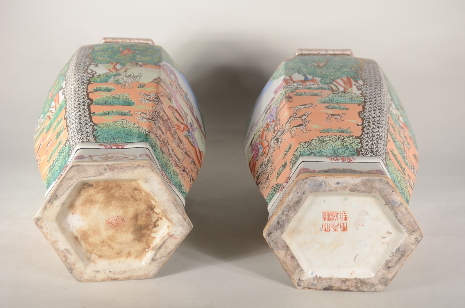 Par de vasos de porcelana oriental feitio sextavado, decorados com... - foto 8 de 10