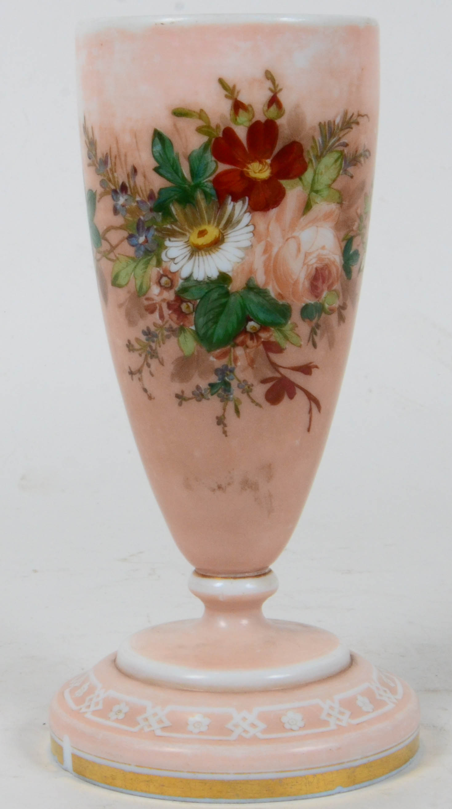 Jarra de de opalina branca com flores em policromia e friso dourado. - foto 1 de 3
