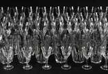 Serviço de cristal facetado, composto de: 12 co... - Serviço de cristal facetado, composto de: 12 copos para água (2 bicados), 12 para vinho tinto (um ligeiramente diferente), 12 para vinho branco ...