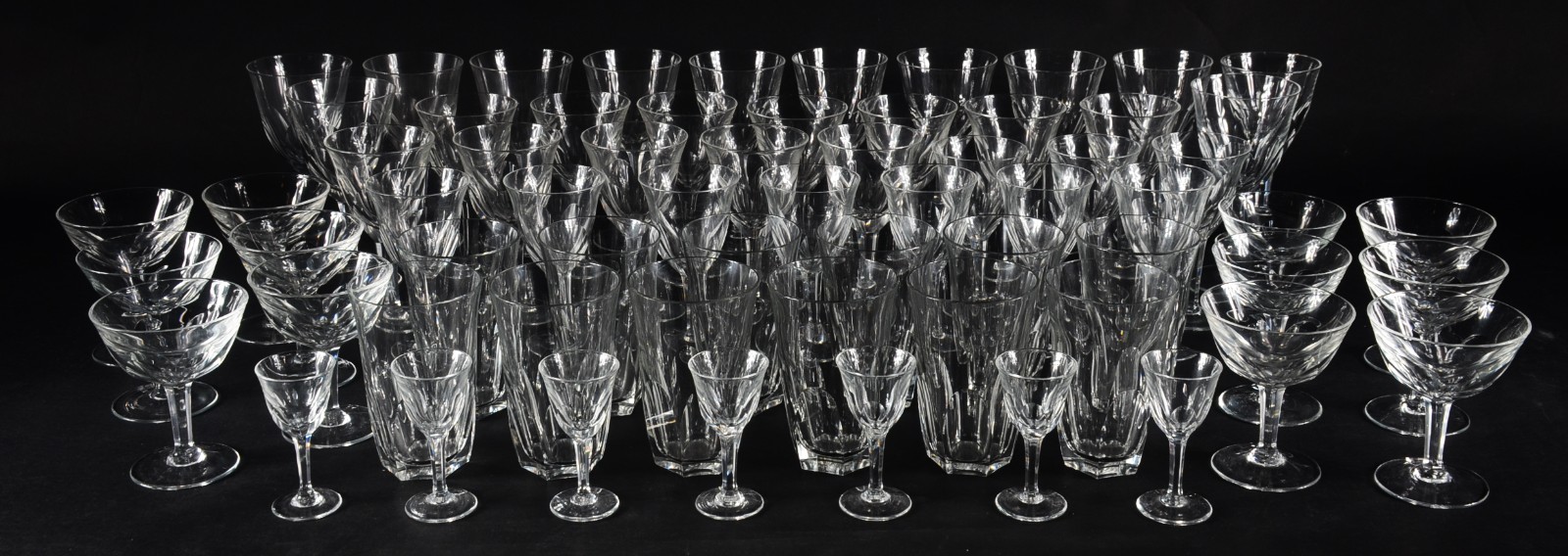 Serviço de cristal facetado, composto de: 12 copos para água (2... - foto 1 de 7