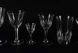 Serviço de cristal facetado, composto de: 12 co... - Serviço de cristal facetado, composto de: 12 copos para água (2 bicados), 12 para vinho tinto (um ligeiramente diferente), 12 para vinho branco ...