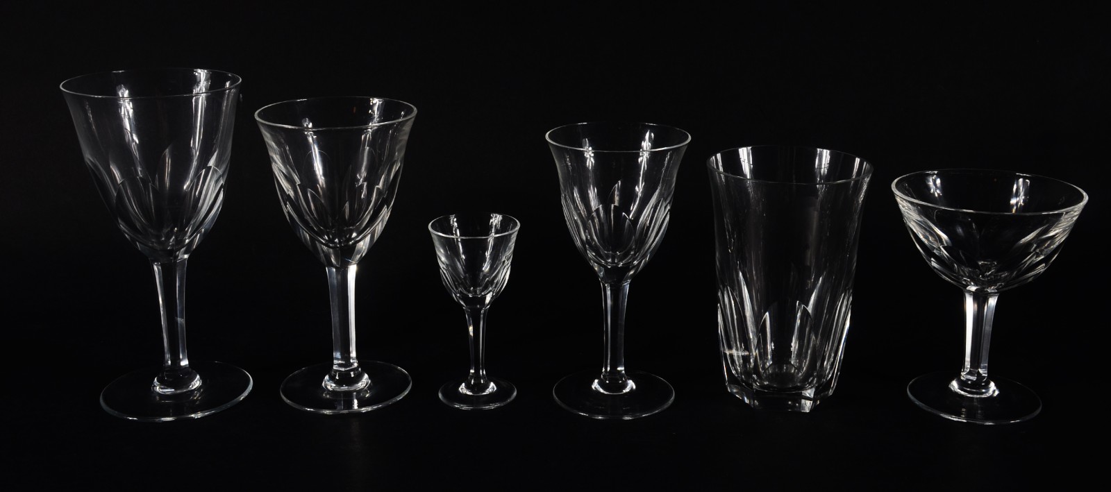 Serviço de cristal facetado, composto de: 12 copos para água (2... - foto 2 de 7