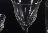 Serviço de cristal facetado, composto de: 12 co... - Serviço de cristal facetado, composto de: 12 copos para água (2 bicados), 12 para vinho tinto (um ligeiramente diferente), 12 para vinho branco ...