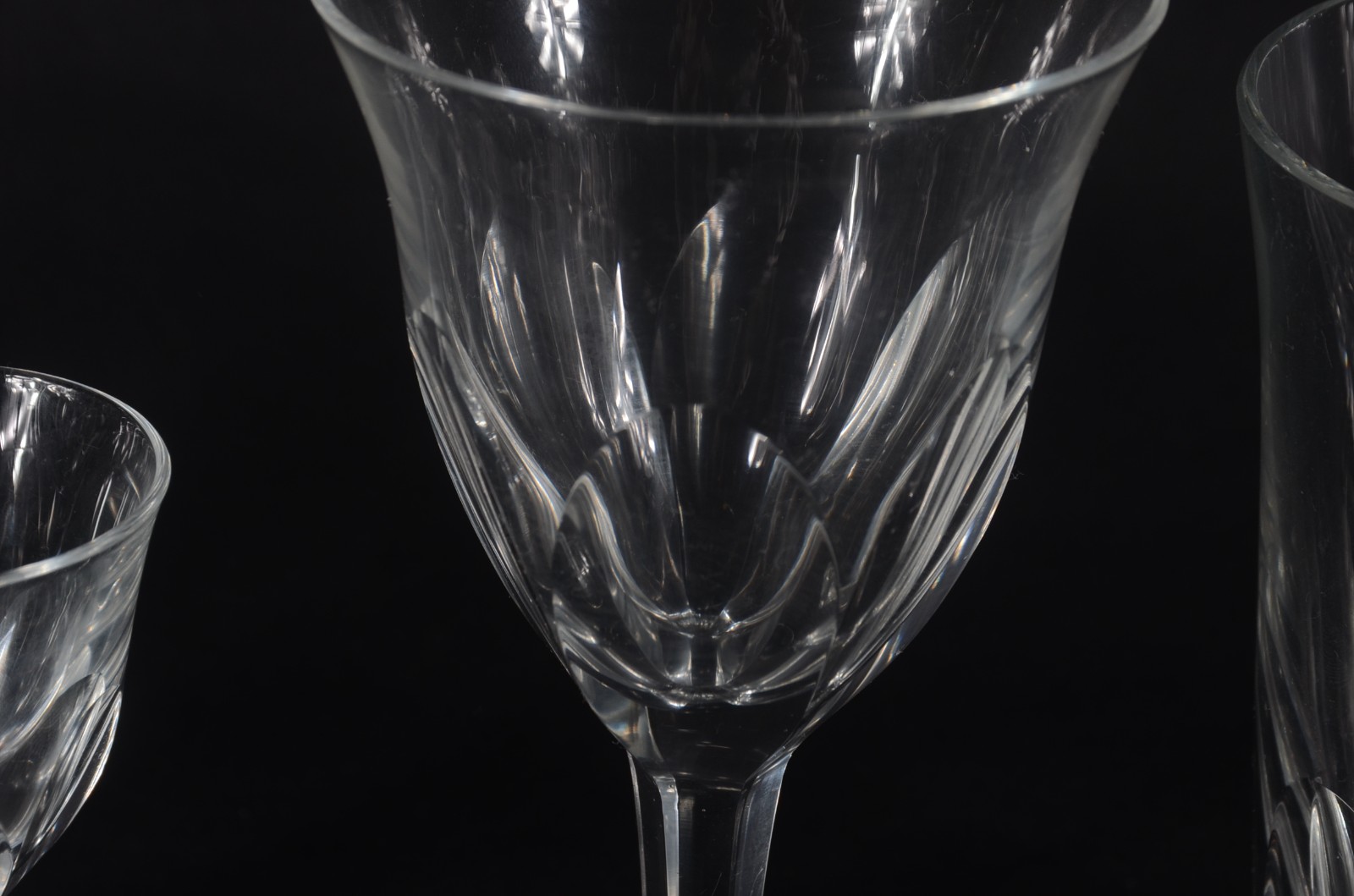 Serviço de cristal facetado, composto de: 12 copos para água (2... - foto 3 de 7