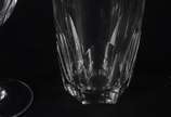 Serviço de cristal facetado, composto de: 12 co... - Serviço de cristal facetado, composto de: 12 copos para água (2 bicados), 12 para vinho tinto (um ligeiramente diferente), 12 para vinho branco ...