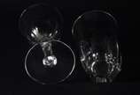 Serviço de cristal facetado, composto de: 12 co... - Serviço de cristal facetado, composto de: 12 copos para água (2 bicados), 12 para vinho tinto (um ligeiramente diferente), 12 para vinho branco ...