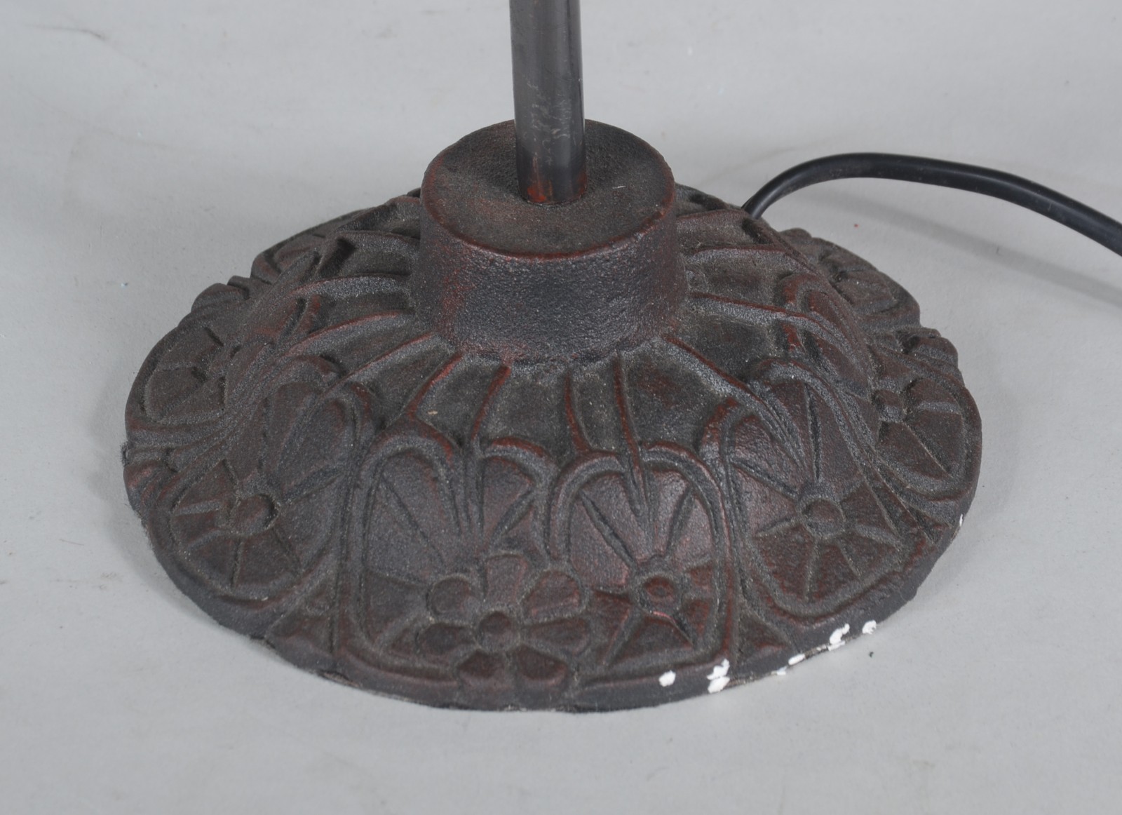 Luminária marroquina com base de metal e cúpula de vidro colorido. - foto 6 de 6