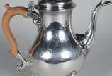 Bule de prata inglesa contraste leão passante, ... - Bule de prata inglesa contraste leão passante, alça de madeira, pega da tampa na forma de pinha sobre placa articulada para saída do "vapor". Pe...