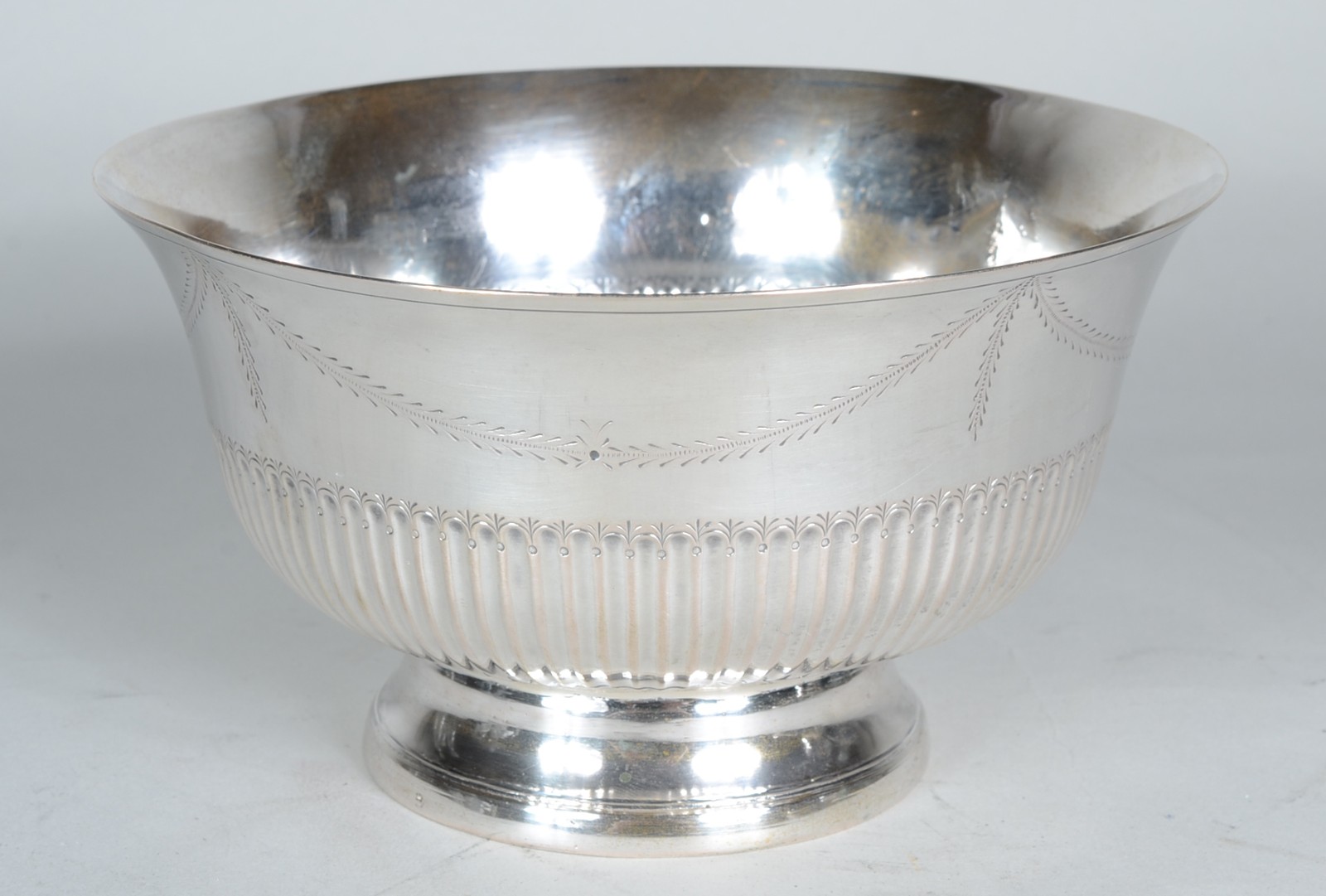 Bowl de prata contrastada, base em gomos encimada por delicada... - foto 1 de 6