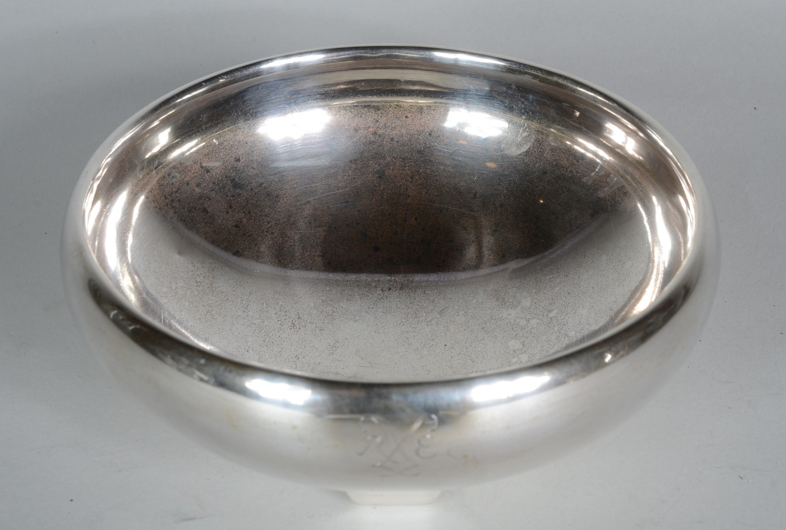 Bowl de prata de lei com 3 pés, inscrições com data de 1953. Peso da... - foto 2 de 5
