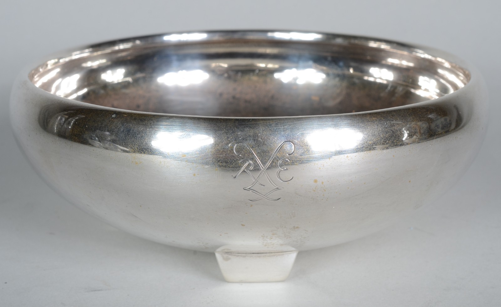 Bowl de prata de lei com 3 pés, inscrições com data de 1953. Peso da... - foto 1 de 5
