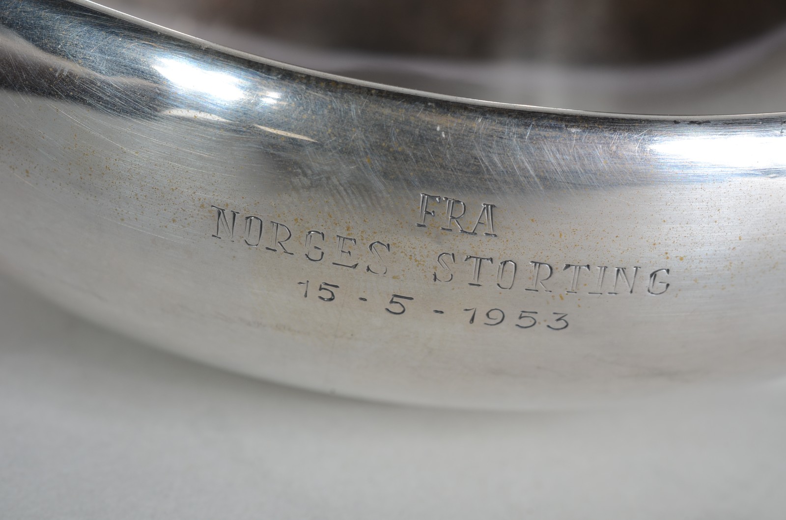 Bowl de prata de lei com 3 pés, inscrições com data de 1953. Peso da... - foto 4 de 5