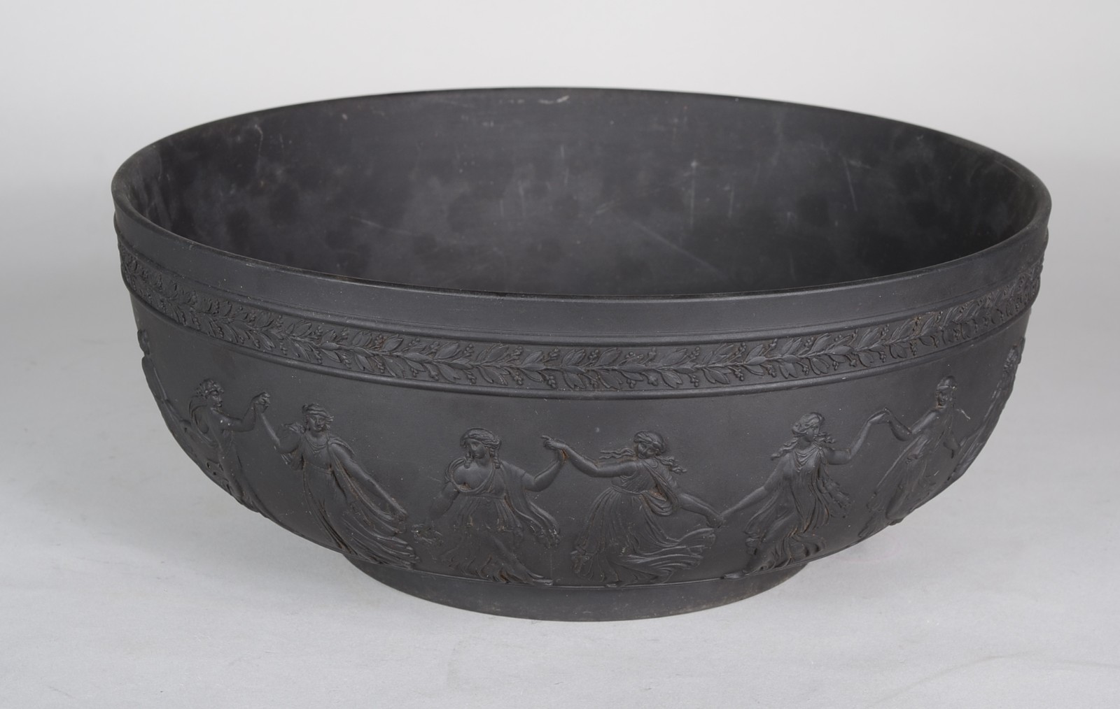 Bowl de biscuit ingles Wedgwood na cor preta, decorado com figuras... - foto 1 de 8