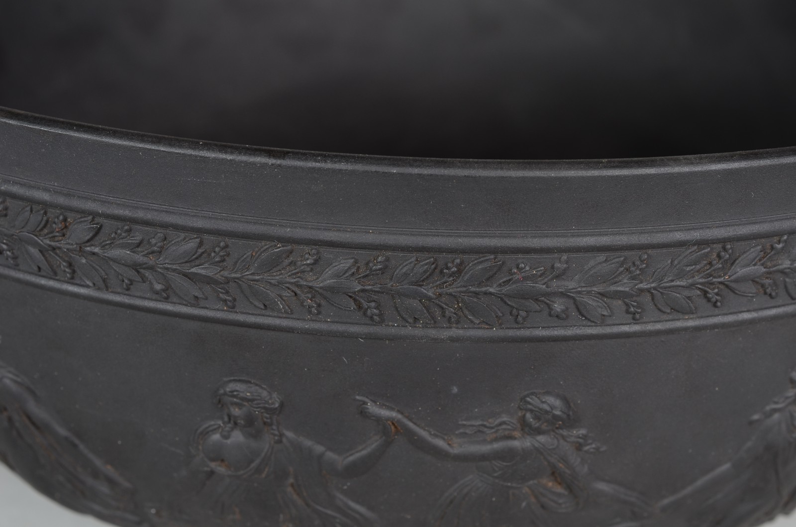 Bowl de biscuit ingles Wedgwood na cor preta, decorado com figuras... - foto 3 de 8