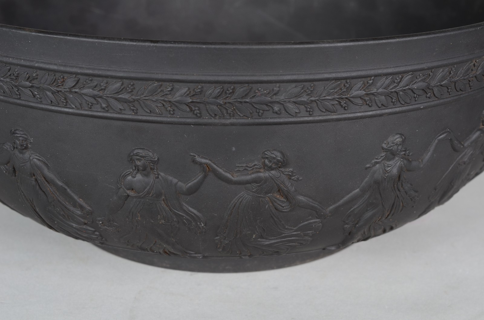 Bowl de biscuit ingles Wedgwood na cor preta, decorado com figuras... - foto 4 de 8