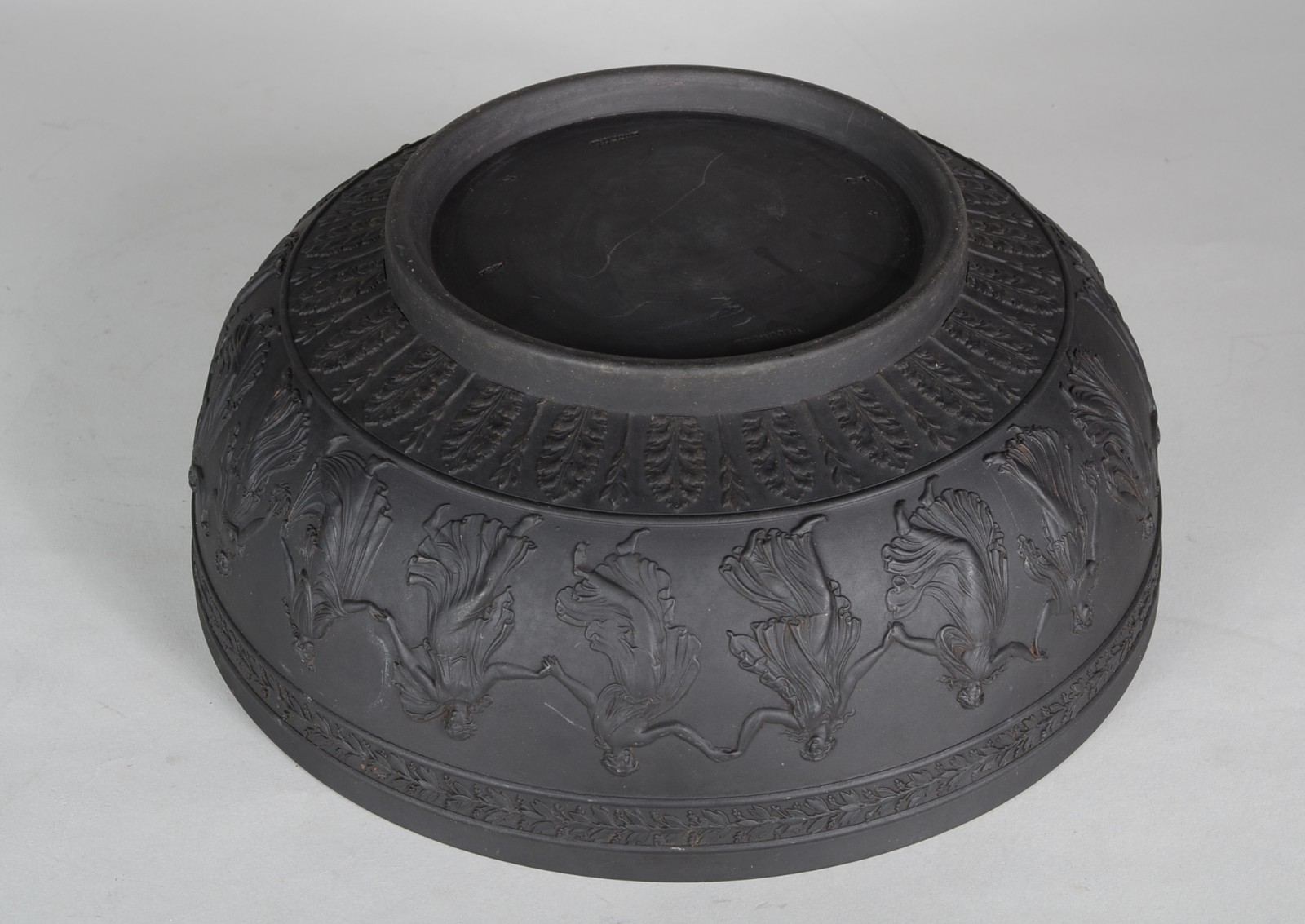 Bowl de biscuit ingles Wedgwood na cor preta, decorado com figuras... - foto 5 de 8