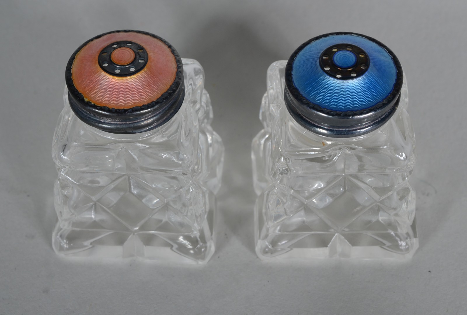 Par de saleiros de vidro e metal esmaltado. - foto 1 de 3