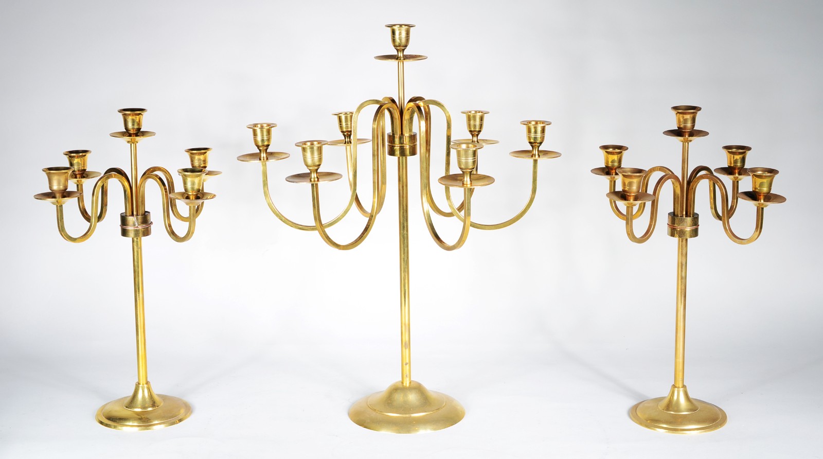 Três candelabros de metal dourado, sendo um par para 5 velas cada, e... - foto 1 de 5