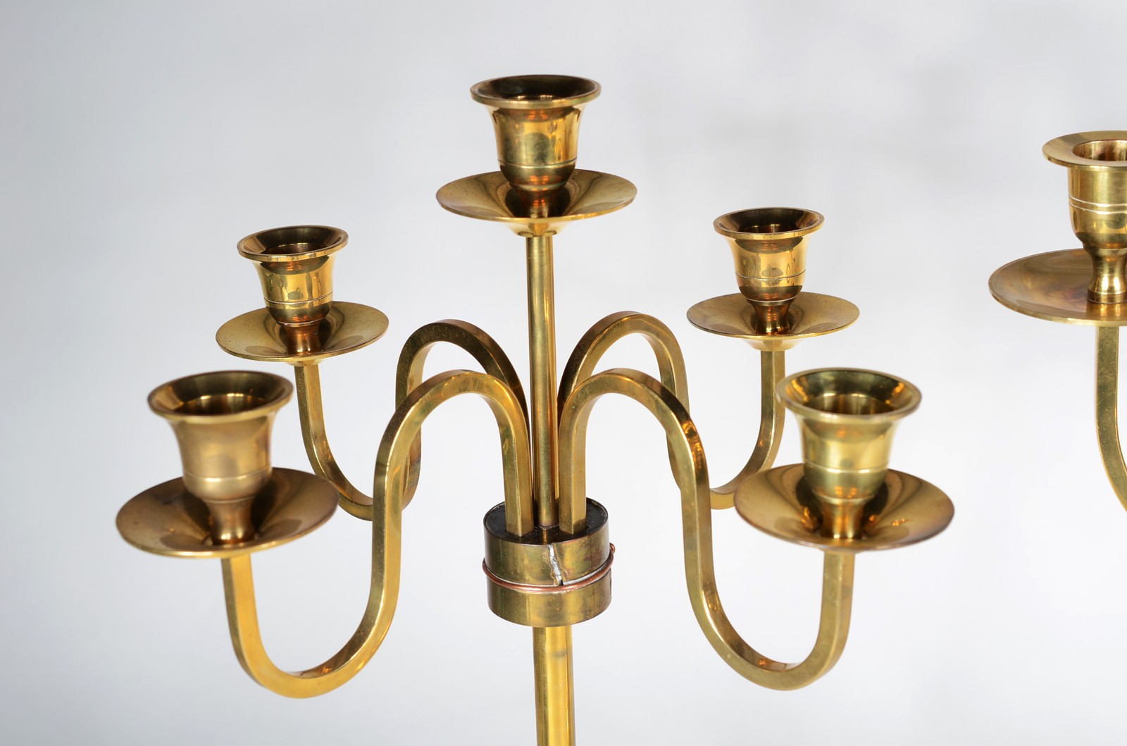 Três candelabros de metal dourado, sendo um par para 5 velas cada, e... - foto 2 de 5