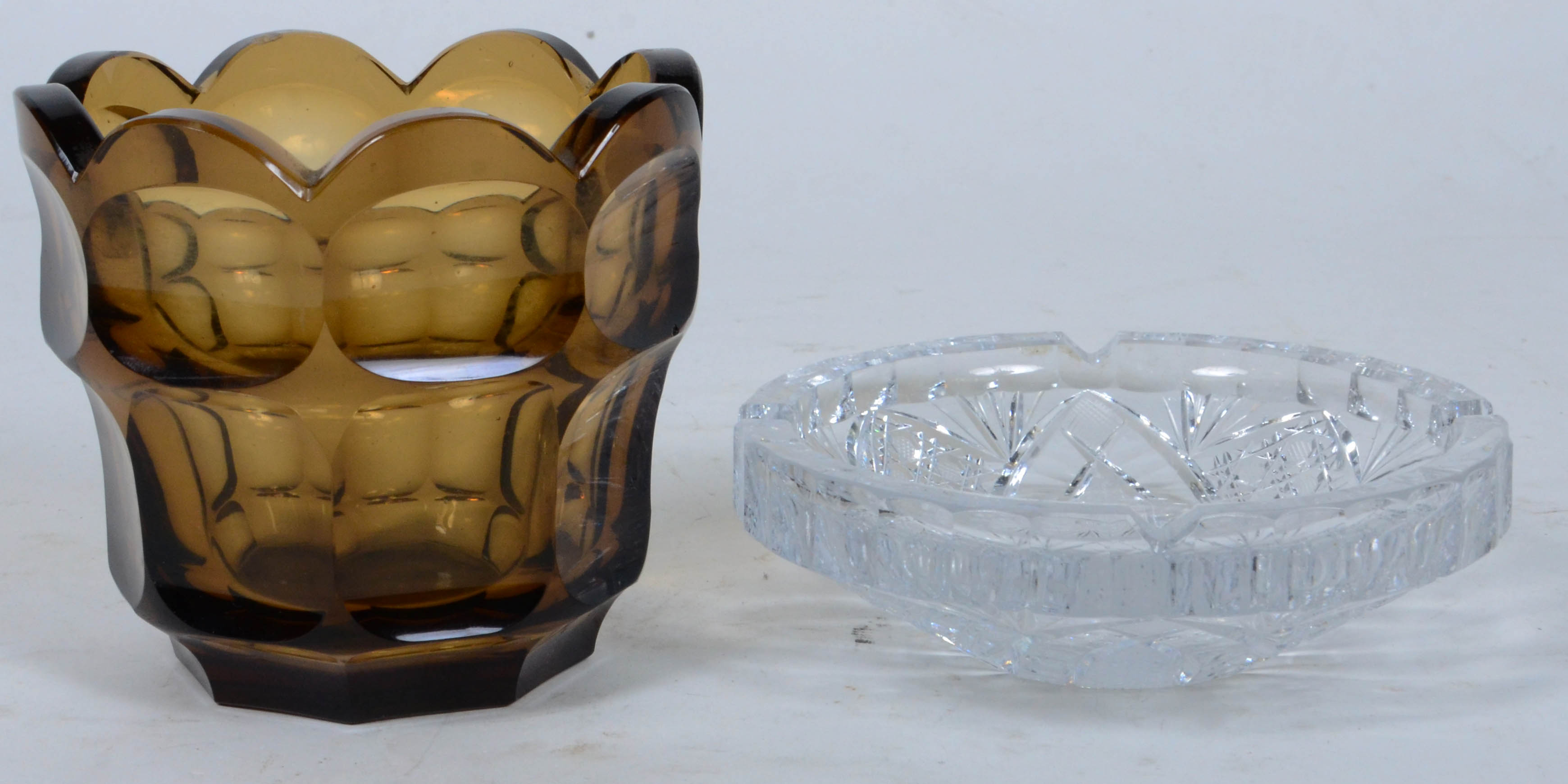 Duas peças de cristal sendo um cinzeiro e um vaso - foto 1 de 3