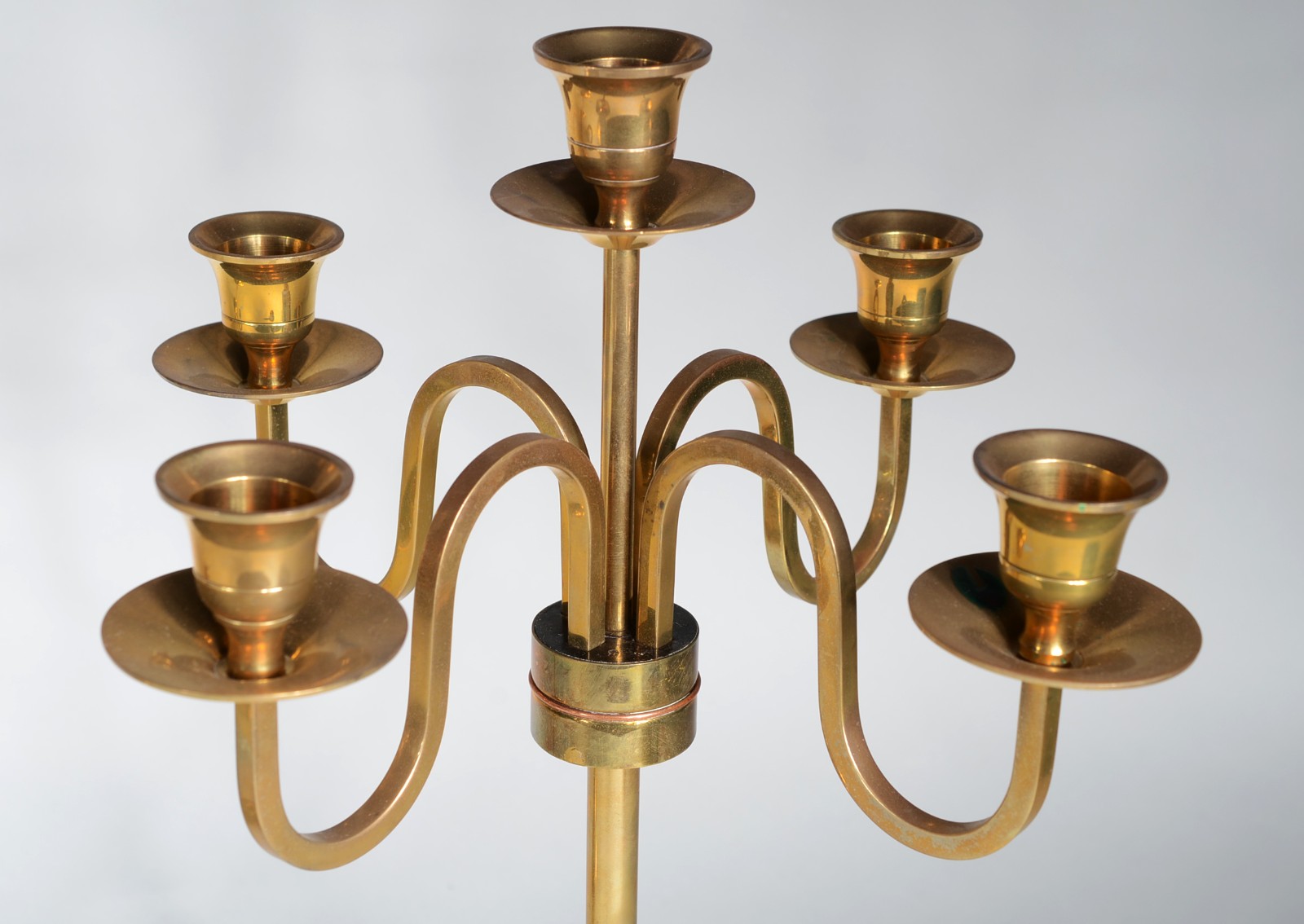 Três candelabros de metal dourado, sendo um par para 5 velas cada, e... - foto 3 de 5