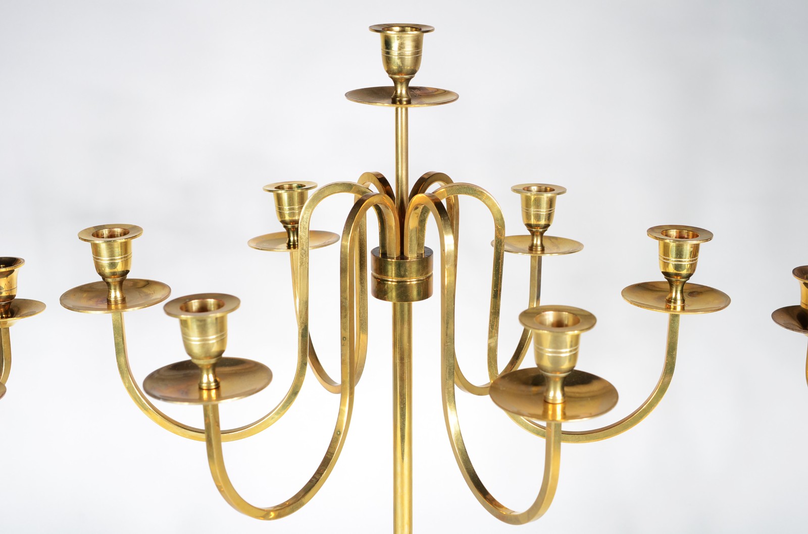 Três candelabros de metal dourado, sendo um par para 5 velas cada, e... - foto 4 de 5