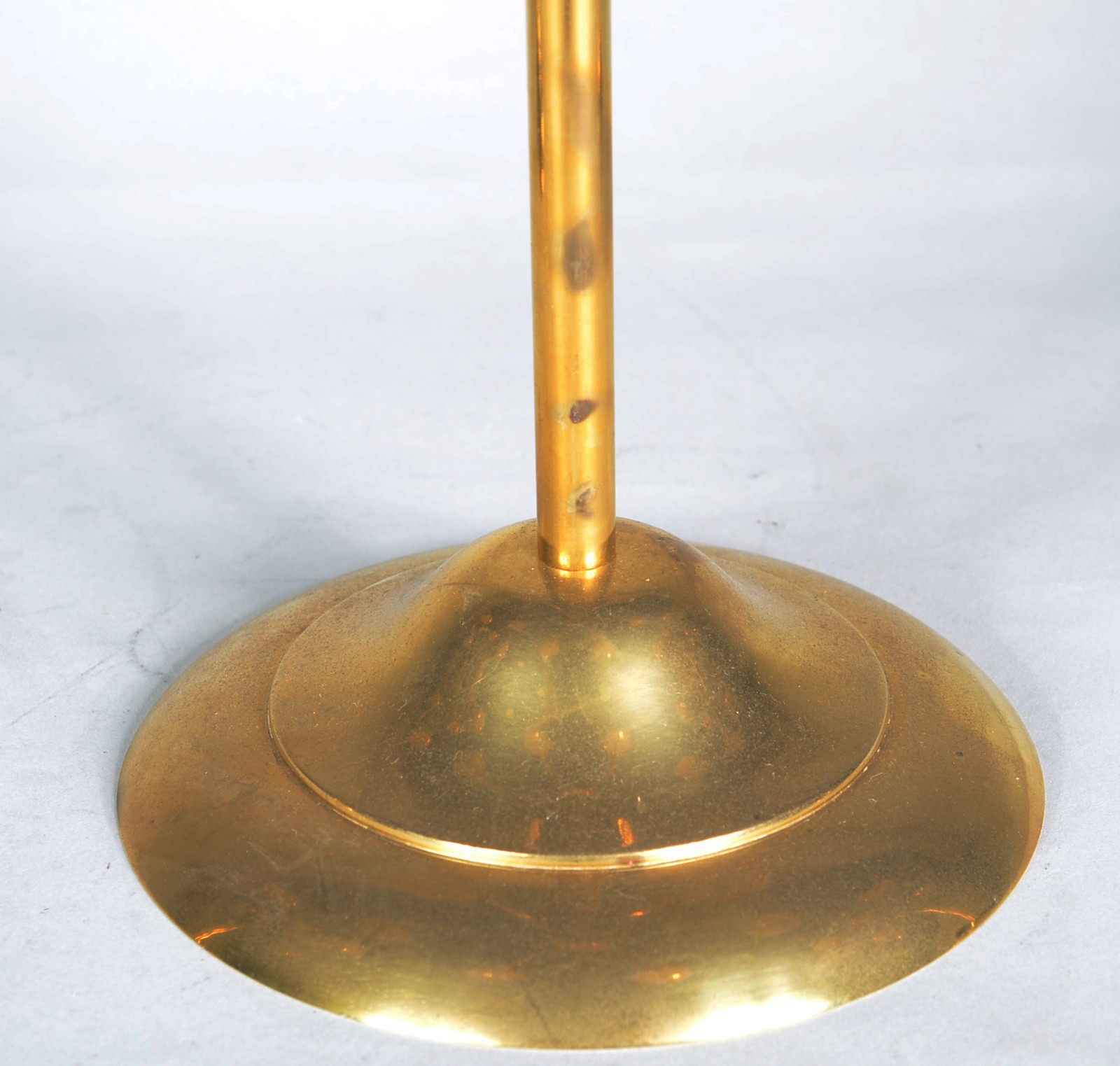 Três candelabros de metal dourado, sendo um par para 5 velas cada, e... - foto 5 de 5
