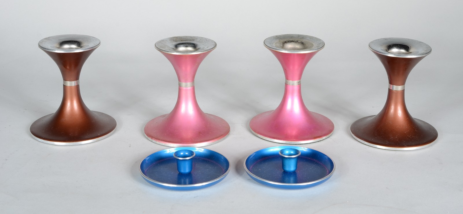 Conjunto com tres pares de castiçais dinamarqueses de metal com... - foto 1 de 6