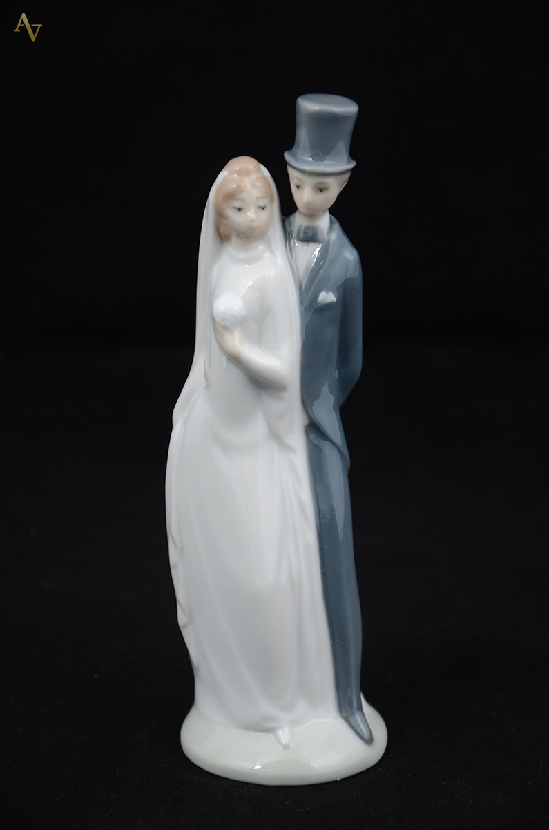 NAO - Escultura de porcelana representando noivos. Altura 16 cm. - foto 1 de 2