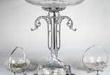 WMF (1853),  - Centro de mesa/fruteira de metal alemão WMF, prato maior e tres cestas em balanço com recipientes internos de cristal lapidado, detalhes gomados e pés