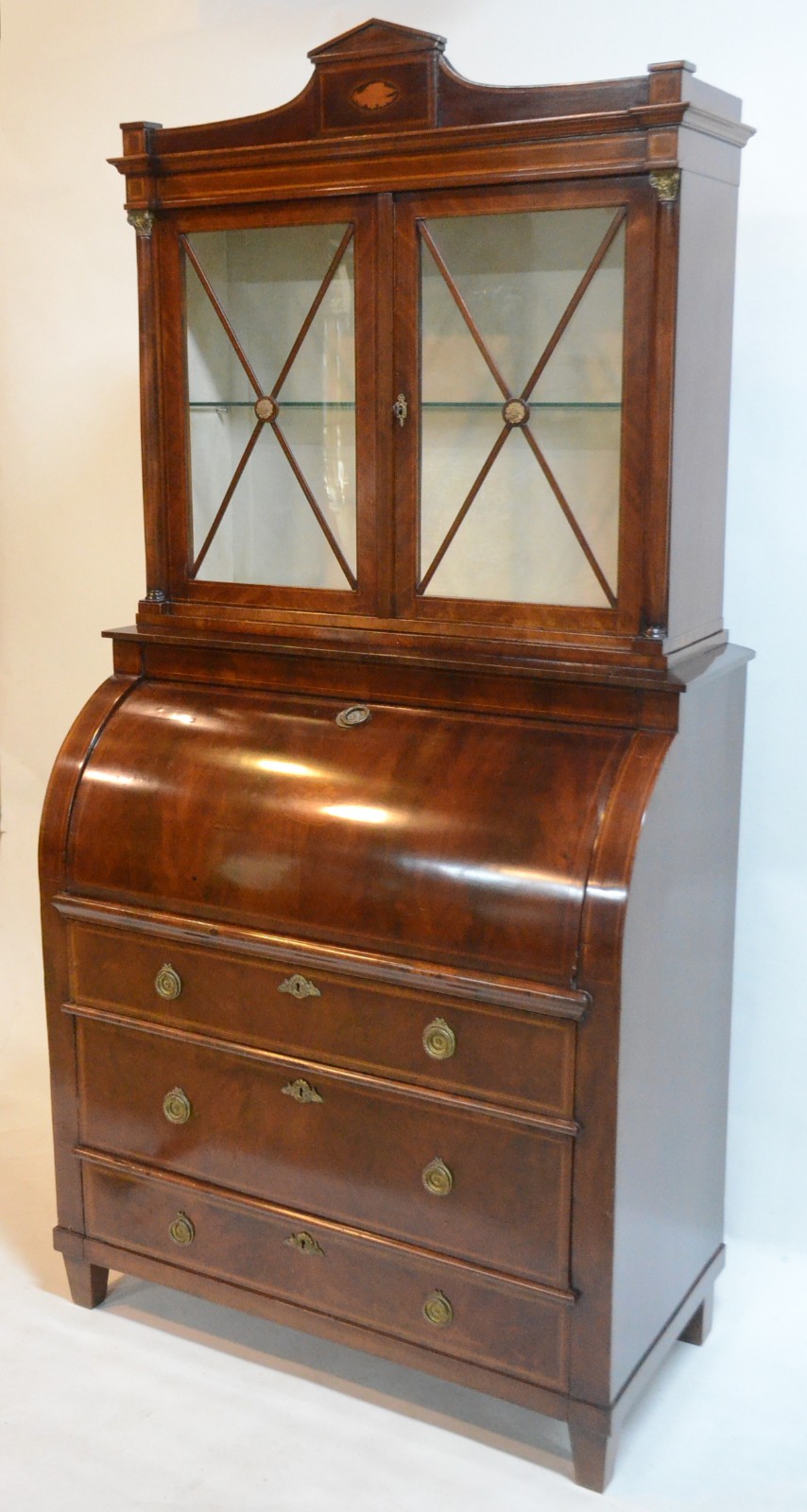 Belíssima cômoda "bookcase" de madeira nobre com 3 gavetas, tampo... - foto 1 de 11