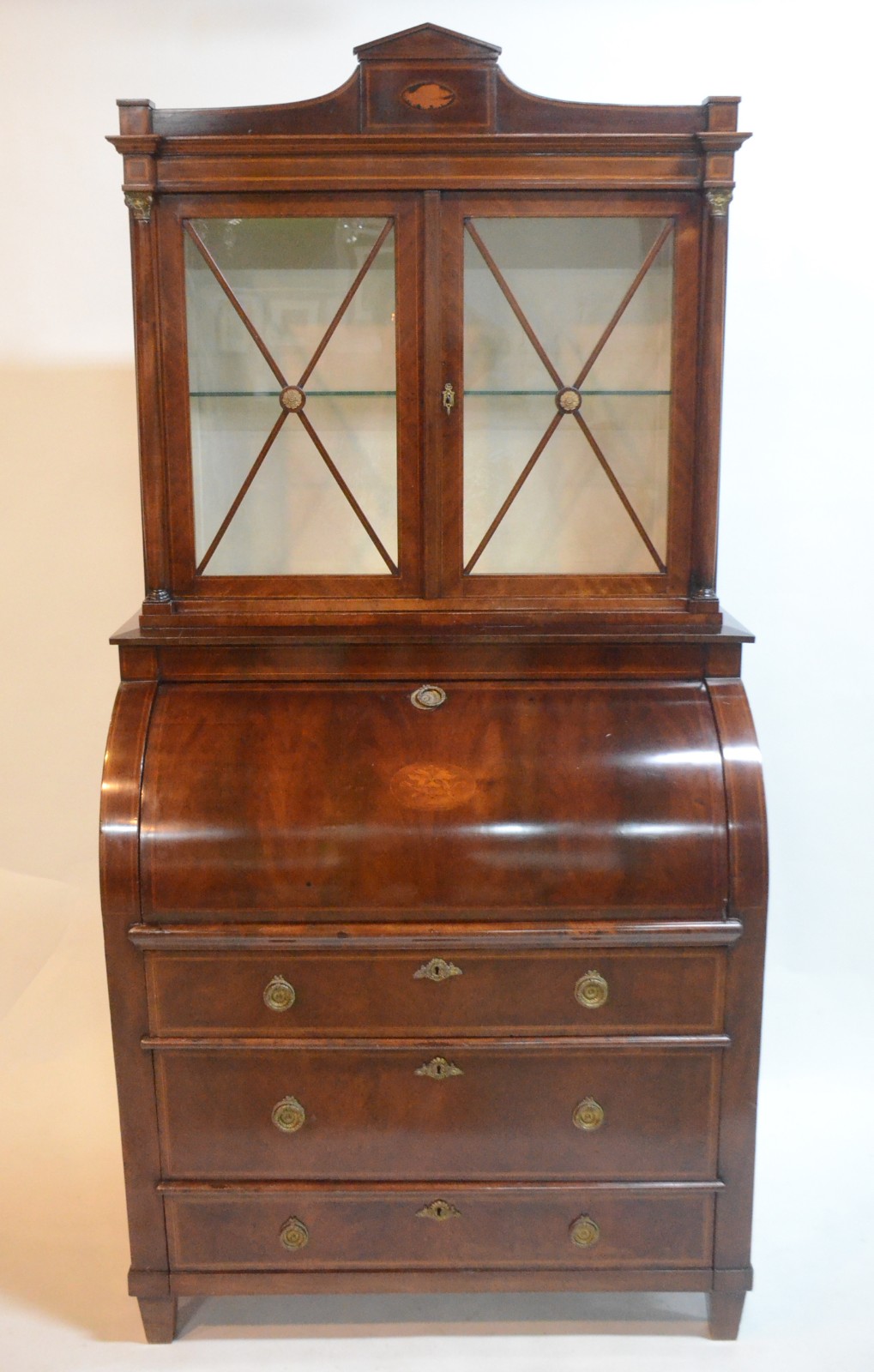 Belíssima cômoda "bookcase" de madeira nobre com 3 gavetas, tampo... - foto 2 de 11