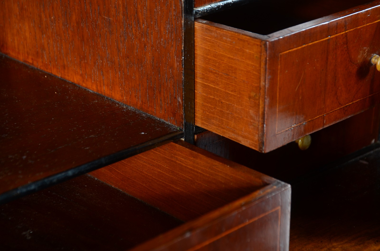 Belíssima cômoda "bookcase" de madeira nobre com 3 gavetas, tampo... - foto 7 de 11