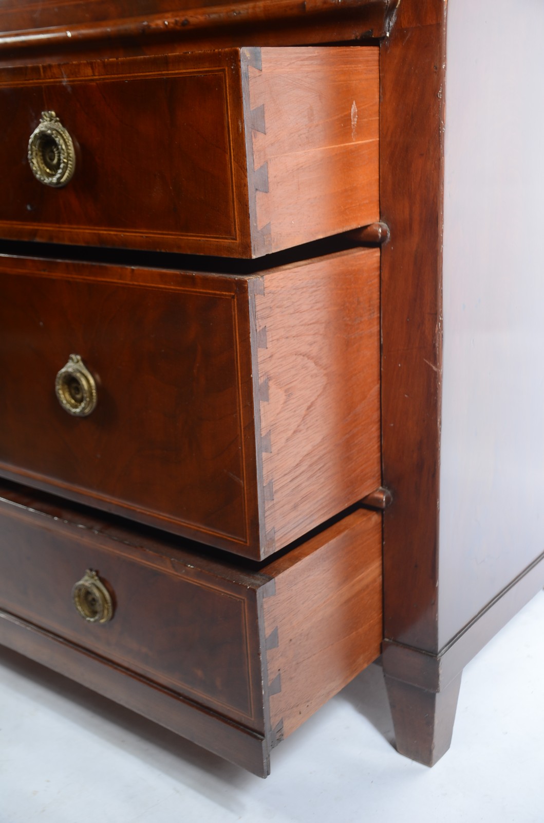 Belíssima cômoda "bookcase" de madeira nobre com 3 gavetas, tampo... - foto 8 de 11