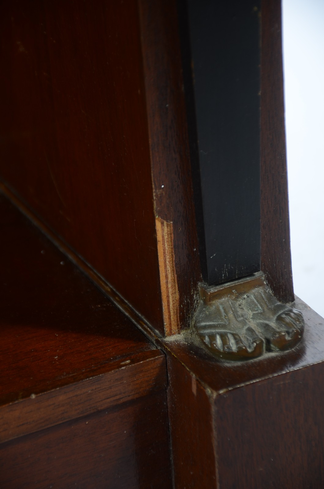 Móvel aparador de madeira nobre com prateleira central, arremates nas... - foto 9 de 10