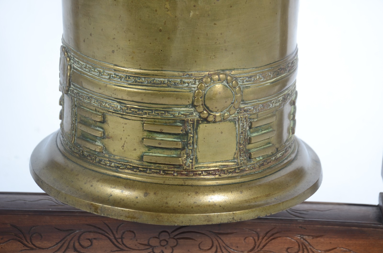 Antigo Sino de bronze chines com suporte de madeira entalhada com... - foto 3 de 7