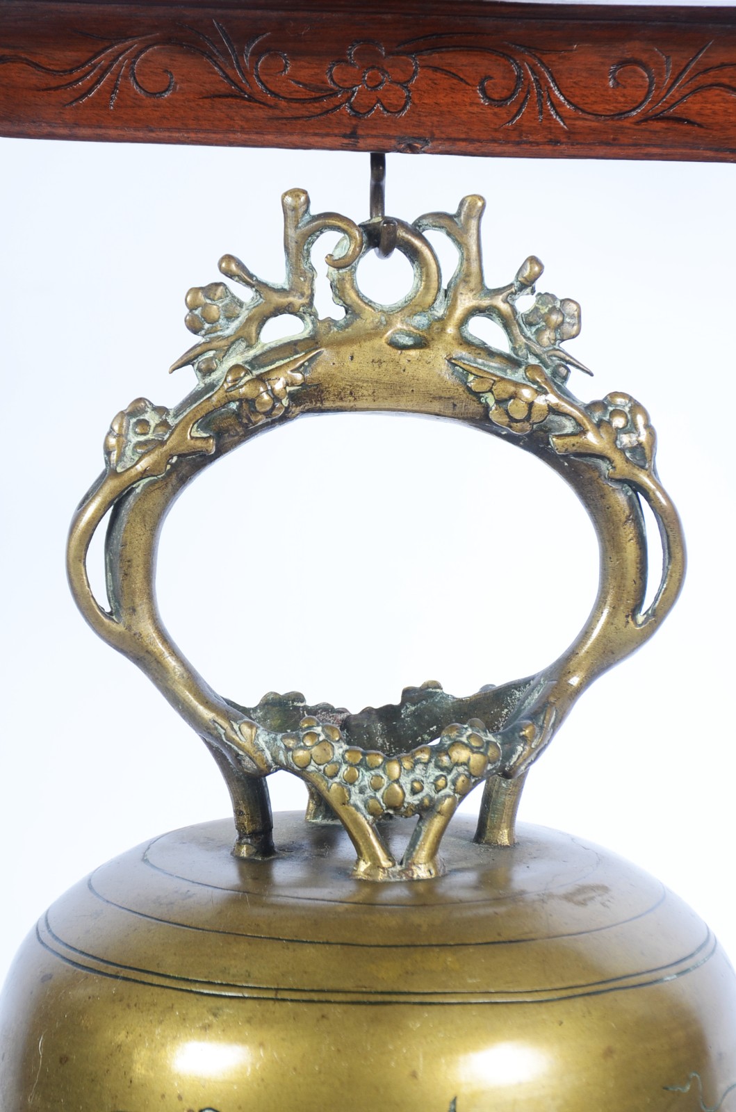 Antigo Sino de bronze chines com suporte de madeira entalhada com... - foto 4 de 7
