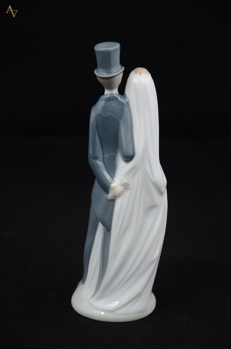 NAO - Escultura de porcelana representando noivos. Altura 16 cm. - foto 2 de 2