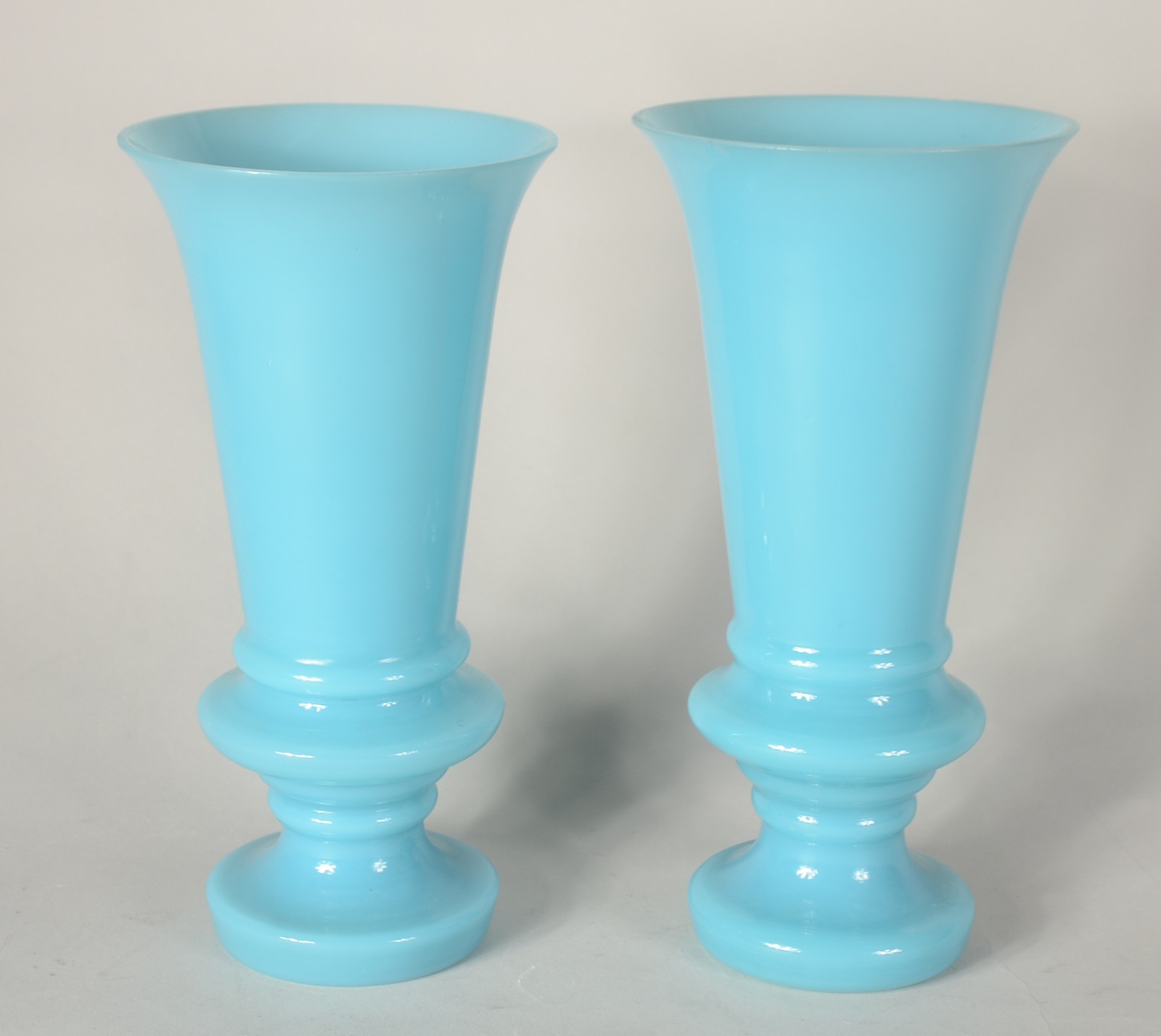 Par de vasos de vidro opalinado azul. Mínimos bicados. - foto 1 de 5
