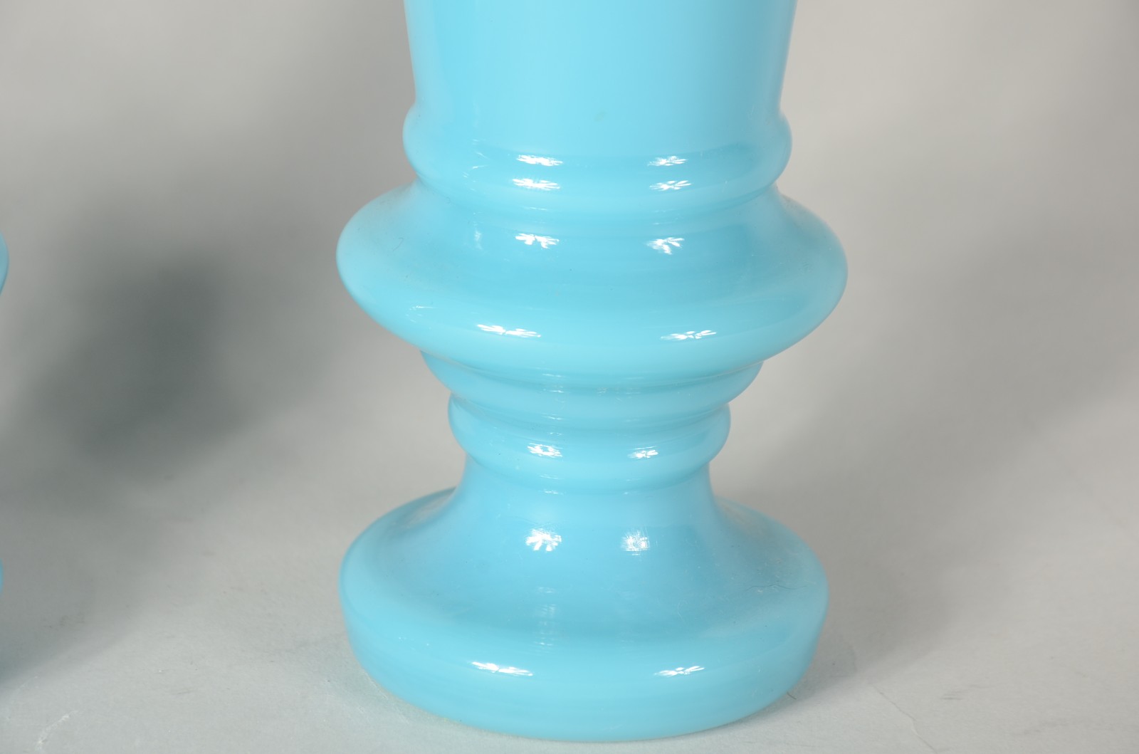 Par de vasos de vidro opalinado azul. Mínimos bicados. - foto 2 de 5