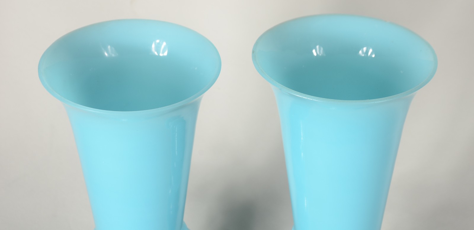Par de vasos de vidro opalinado azul. Mínimos bicados. - foto 3 de 5