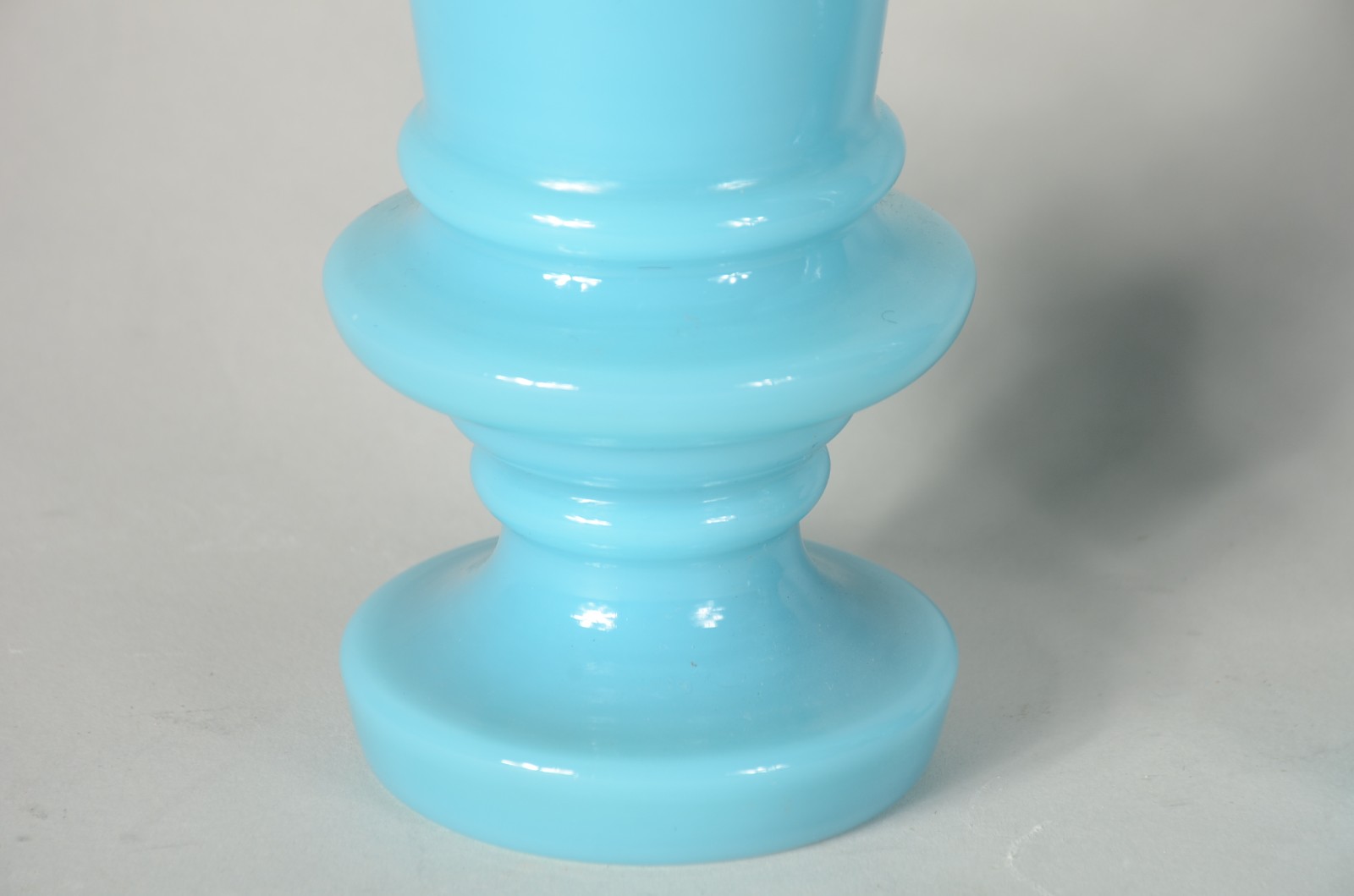 Par de vasos de vidro opalinado azul. Mínimos bicados. - foto 4 de 5