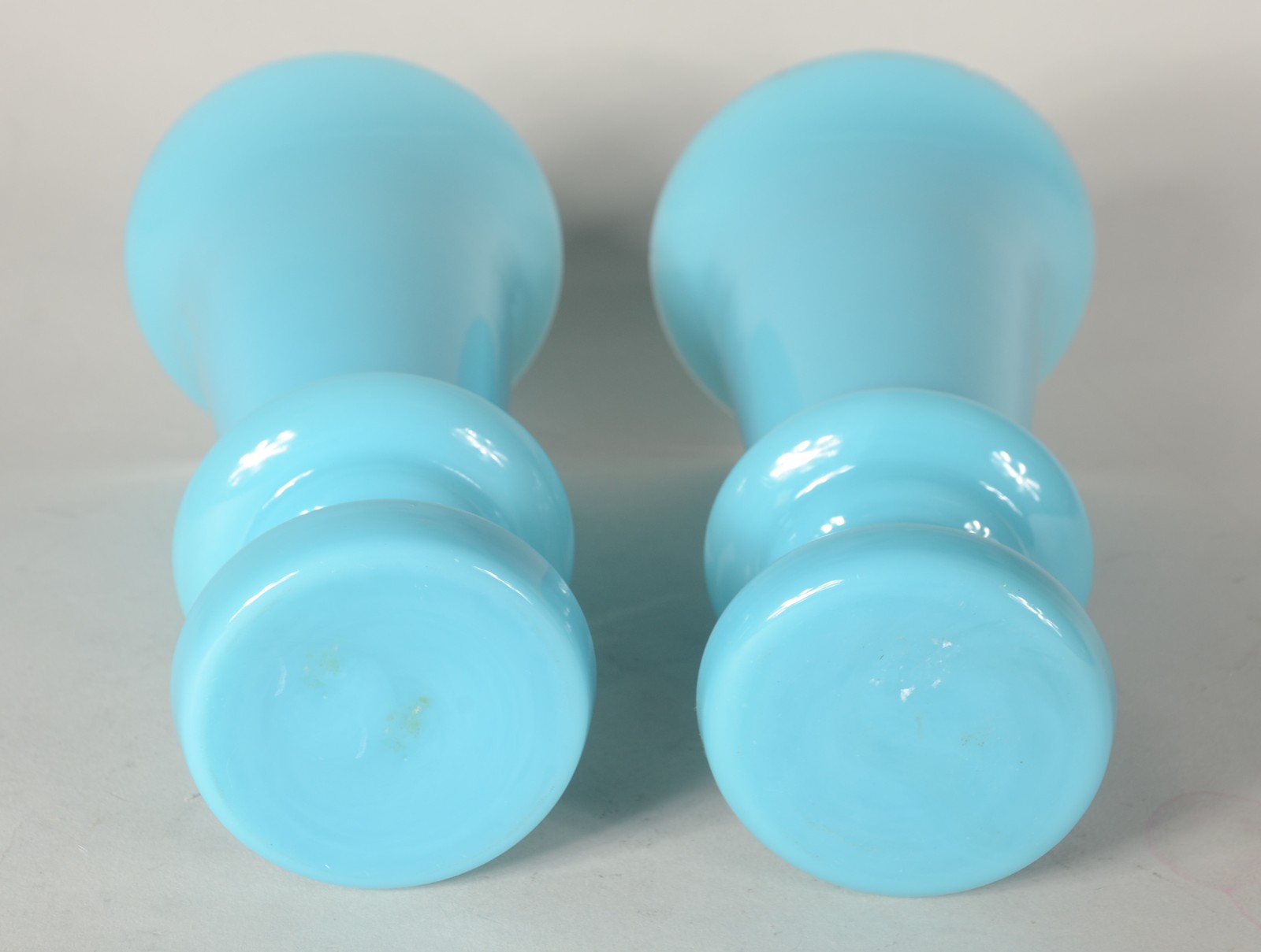 Par de vasos de vidro opalinado azul. Mínimos bicados. - foto 5 de 5