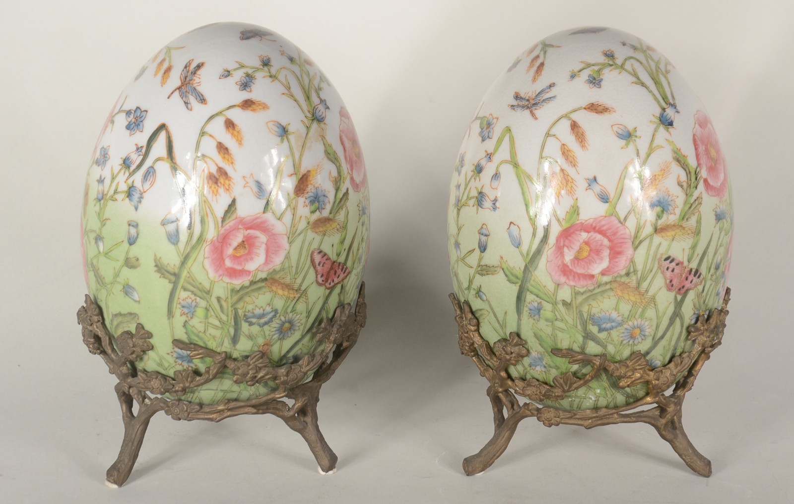 Par de ovos/Pinha de porcelana com borboletas e flores em policromia... - foto 1 de 7