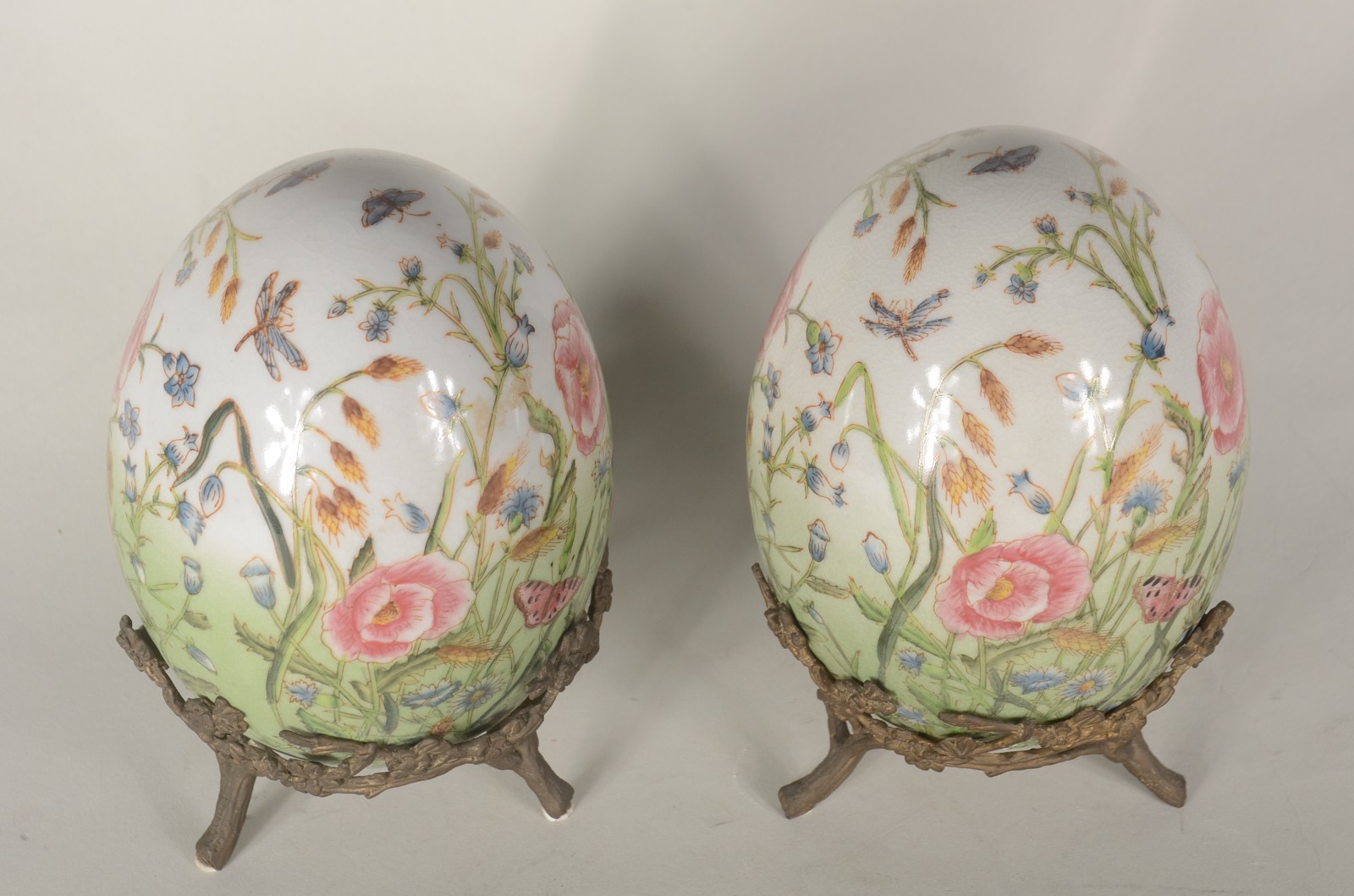 Par de ovos/Pinha de porcelana com borboletas e flores em policromia... - foto 2 de 7