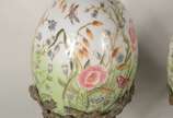 Par de ovos/Pinha de porcelana com borboletas e... - Par de ovos/Pinha de porcelana com borboletas e flores em policromia, bases de metal.