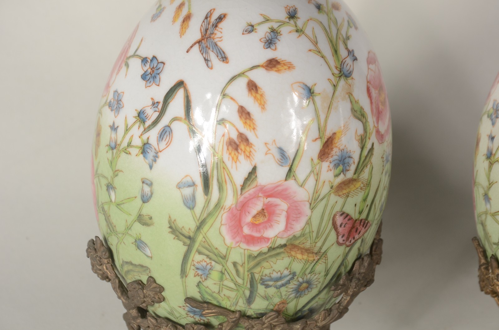 Par de ovos/Pinha de porcelana com borboletas e flores em policromia... - foto 3 de 7
