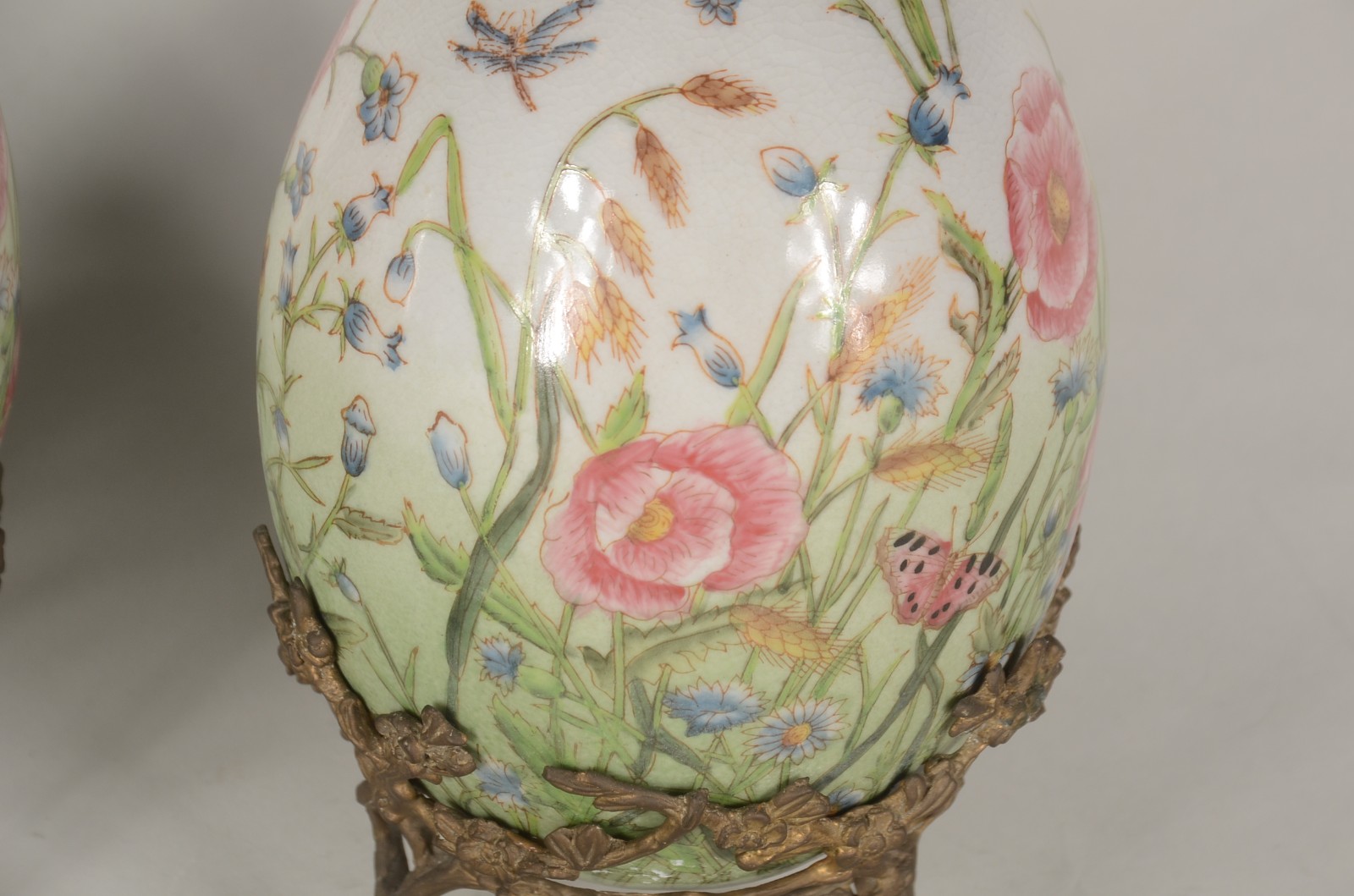 Par de ovos/Pinha de porcelana com borboletas e flores em policromia... - foto 4 de 7